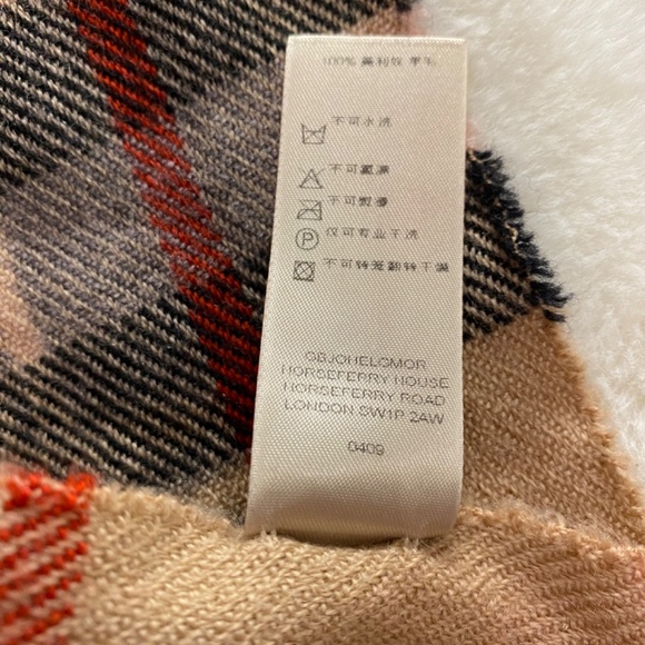 Authentic Burberry reversible 100% extra fine merino wool scarf - Picture 5 of 6